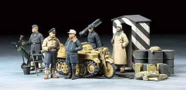 Tamiya 1/48 German Luftwaffe Crew (Winter) w/Kettenkraftrad  t, TAM24125, by TAMIYA